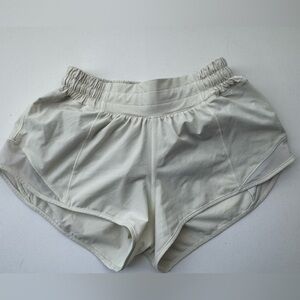 Excellent condition women’s Lululemon Hotty Hot 2.5” shorts in light yellow sz 2